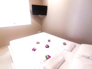 سرير أو أسرّة في غرفة في New apartment Alcala 1 room & FREE WIFI