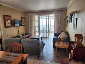 ein Wohnzimmer mit Sofa und Tisch in der Unterkunft Pinnacle Point Golf Estate - Golf Villa 10-1 in Mossel Bay