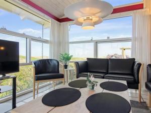 Posezení v ubytování Holiday Home Anne - 100m from the sea by Interhome
