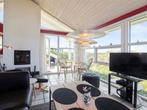TV a/nebo společenská místnost v ubytování Holiday Home Anne - 100m from the sea by Interhome