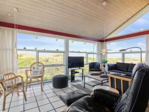 TV a/nebo společenská místnost v ubytování Holiday Home Anne - 100m from the sea by Interhome