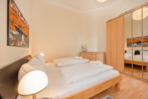 アールベックにあるVilla Germania 06の小さなベッドルーム(ベッド1台、鏡付)