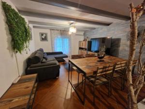 a living room with a table and a couch at Apartamento cerca de la playa in Chiclana de la Frontera