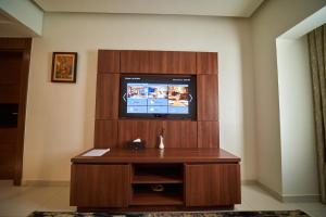 Una televisión o centro de entretenimiento en The Lilygate Lagos