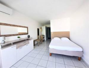 Un pat sau paturi într-o cameră la Studio à la marina de St François