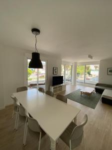ein Wohnzimmer mit einem weißen Tisch und Stühlen in der Unterkunft Nueva andalucia, apartment for rent in Marbella