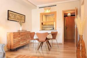 デニアにあるCasa Azulのテーブルと椅子のあるダイニングルーム