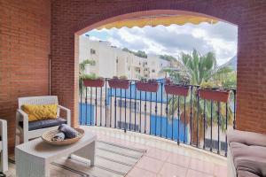 デニアにあるCasa Azulの建物の景色を望む屋外バルコニー