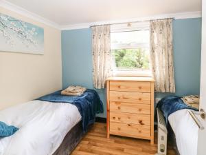 een slaapkamer met 2 bedden en een raam bij Maud in Norwich