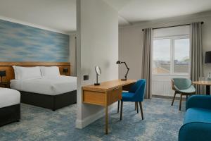 Rúm í herbergi á Waterford Marina Hotel