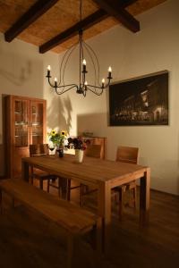 烏姆基爾希的住宿－Kleines Ferienhaus in Umkirch，一间带木桌和吊灯的用餐室