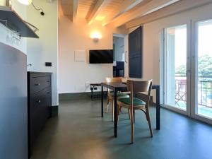 una cucina e una sala da pranzo con tavolo e sedie di Marilena a Castelnuovo del Garda
