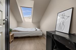 Кровать или кровати в номере Urban Panorama - New, Central & Private Terrace