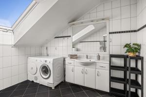 オスロにあるUrban Panorama - New, Central & Private Terraceのバスルーム(洗濯機、シンク付)