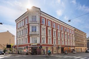 um grande edifício vermelho e branco numa rua da cidade em Urban Panorama - New, Central & Private Terrace em Oslo