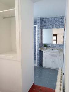 ein Bad mit einem Waschbecken und einem Spiegel in der Unterkunft Alojamientos Zabala La Piedra en Nájera in Nájera
