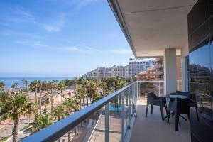 balcón con vistas al océano en Holiday Deluxe Apartment Miramar Marina d'or, en Oropesa del Mar