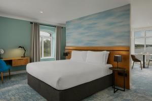 Rúm í herbergi á Waterford Marina Hotel