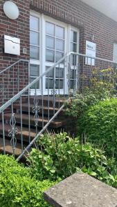 einem Treppengeländer aus Metall vor einem Gebäude in der Unterkunft Ferienwohnung 2 mit Garten in Hannover