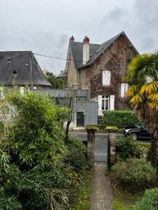 una casa con un coche aparcado delante de ella en #Le Maitre du Navire - Grand Studio - Hyper centre en Brive-la-Gaillarde