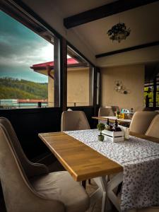 トリャブナにあるTryavna Lake Hotel & SPAのダイニングルーム(テーブル、椅子付)