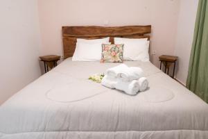 una camera da letto con un letto e asciugamani di koronos village apartments a Kóronos
