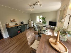 a living room with a dining table and a kitchen at B&B Villa Giethoorn - canalview, privacy & parking in Giethoorn