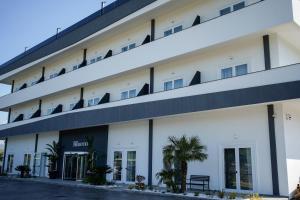 Budova, v ktorej sa hotel nachádza + 37 fotografií