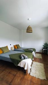 - une chambre avec 2 lits et une lampe pendant dans l'établissement Villa Moiko, à La Parra