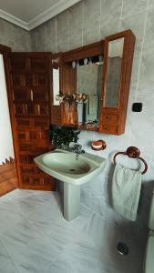 La salle de bains est pourvue d'un lavabo et d'un miroir. dans l'établissement Villa Moiko, à La Parra