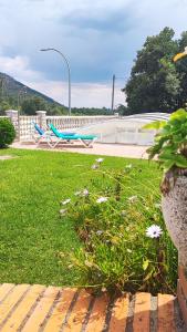 un parc avec un banc et des fleurs dans l'herbe dans l'établissement Villa Moiko, à La Parra