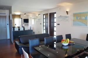 ein Wohnzimmer mit einem Sofa und einem Tisch in der Unterkunft Villa Bruna in Trogir