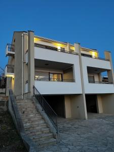 um grande edifício com escadas em frente em Villa Bruna em Trogir