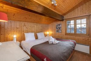 - une chambre avec un lit dans une pièce en bois dans l'établissement Cosy Family Chalet - up to 8 people, à La Tzoumaz