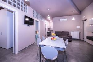 TV a/nebo společenská místnost v ubytování Eracle Hotel