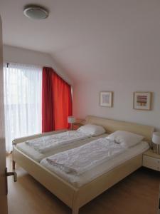um quarto com 2 camas e uma cortina vermelha em Appartement Winterberg, Kapperundweg 4, Appartement 34 em Winterberg