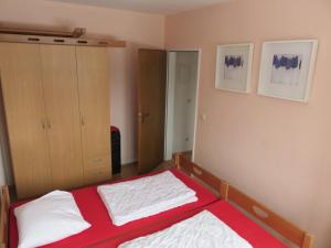 um pequeno quarto com uma cama e um closet em Appartement Winterberg, Kapperundweg 4, Appartement 34 em Winterberg