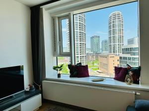 Okno z widokiem na panoramę miasta w obiekcie Apartments09 in new building with free parking Panorama city - amazing view close to Old town w Bratysławie