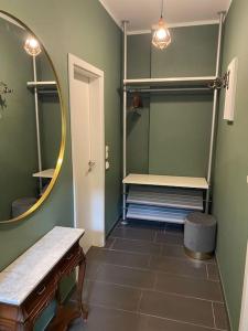 a bathroom with a mirror and a bench in a room at Am Bahnhof in Bersenbrück