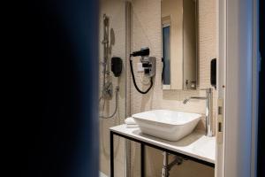 een badkamer met een wastafel en een douche bij Ta' Tereza In Manwel Dimech in Sliema