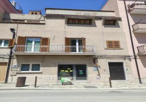 un condominio con balcone su strada di Locazione turistica Totaro a Vico del Gargano