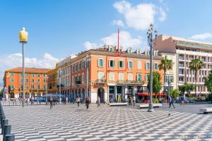 una piazza della città con persone che camminano davanti agli edifici di Nice Renting - 13 MASSENA - Live A Dream Luxury Loft - Place Massena a Nizza