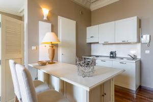 una cucina con tavolo, sedie e lampada di Nice Renting - 13 MASSENA - Live A Dream Luxury Loft - Place Massena a Nizza