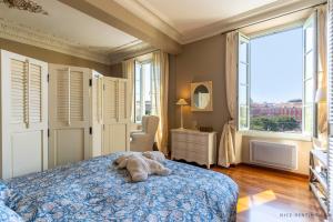 una camera da letto con un orsacchiotto adagiata su un letto di Nice Renting - 13 MASSENA - Live A Dream Luxury Loft - Place Massena a Nizza