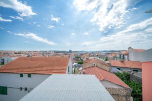 Blick auf eine Stadt vom Dach eines Gebäudes in der Unterkunft Villa LaBelle Vera in Vodice