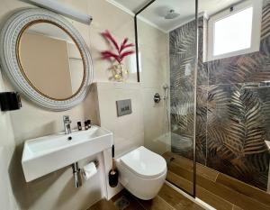 錫西的住宿－Maria Hotel Sisi，浴室配有卫生间、盥洗盆和淋浴。