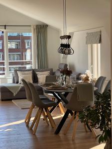uma sala de estar com uma mesa com cadeiras e um sofá em Ferienwohnung Möwenblick em Wilhelmshaven