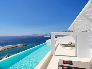 Bazén v ubytování Kouros Hotel & Suites nebo v jeho okolí