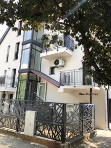 - un bâtiment avec des balcons sur le côté dans l'établissement Szeged Gyöngye Delux, à Szeged