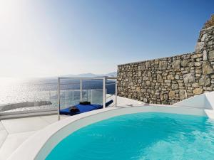 Bazén v ubytování Kouros Hotel & Suites nebo v jeho okolí